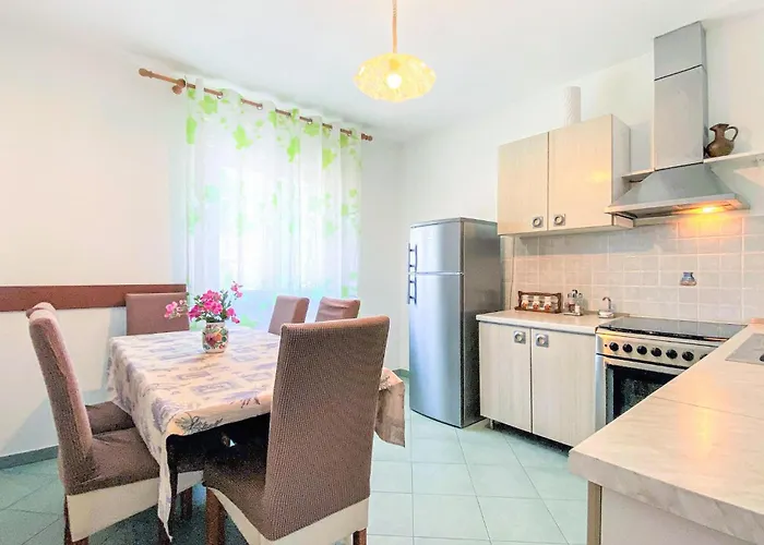 1 Bedroom Nice Apartment In Kastel Sucurac